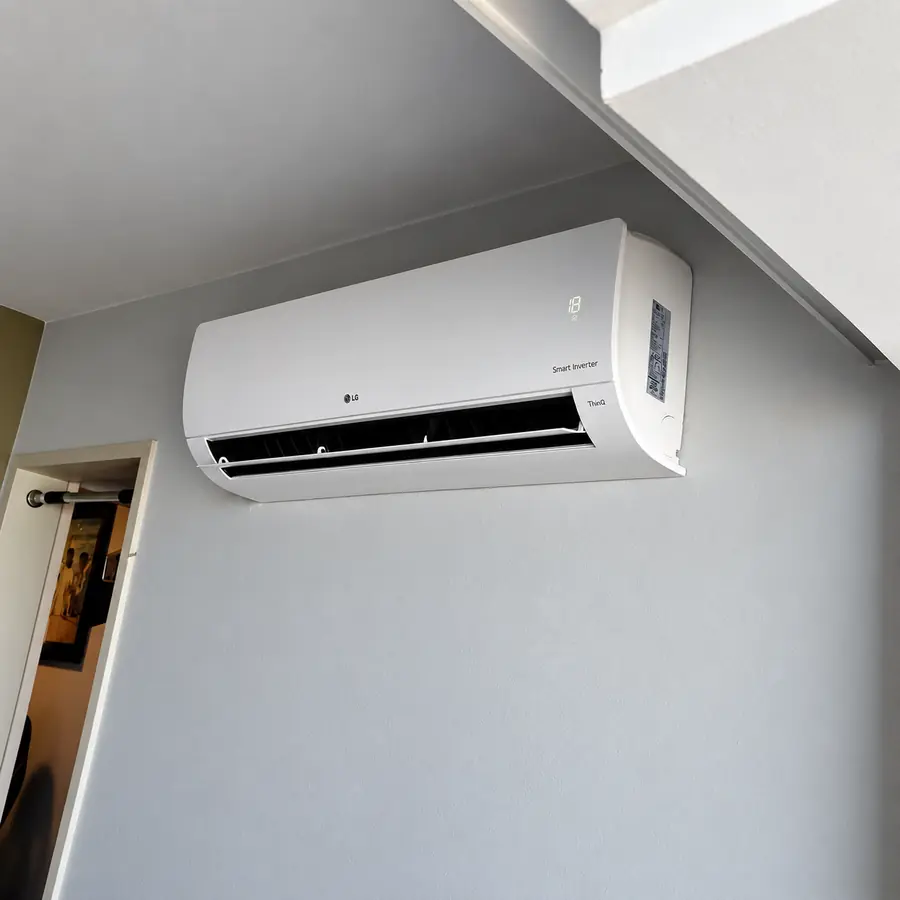 Ar-condicionado split instalado na parede de uma sala